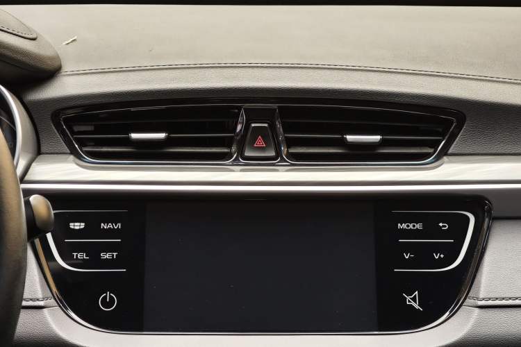 Used Geely Auto Emgrand 2019 Leading Edition 1.5L CVT Luxury Model China VI Standard Interior 4