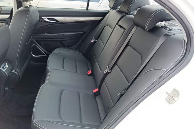 Used Geely Auto Emgrand 2019 Leading Edition 1.5L CVT Upward-Connected Model China VI Standard Left Rear Seat