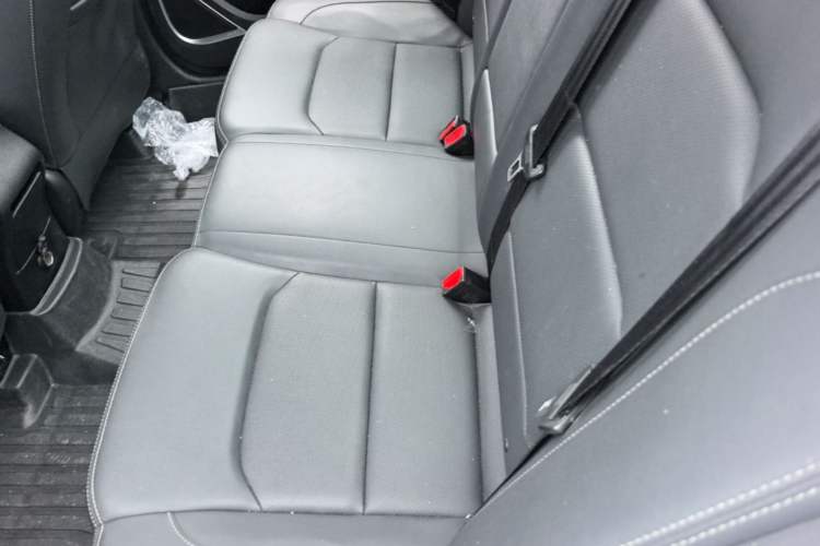 Used Geely Auto Emgrand 2019 Leading Edition 1.5L CVT Luxury Model China VI Standard Left Rear Seat