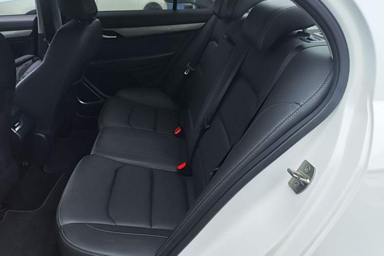 Used Geely Auto Emgrand 2019 Leading Edition 1.5L CVT Luxury Model China VI Standard Left Rear Seat
