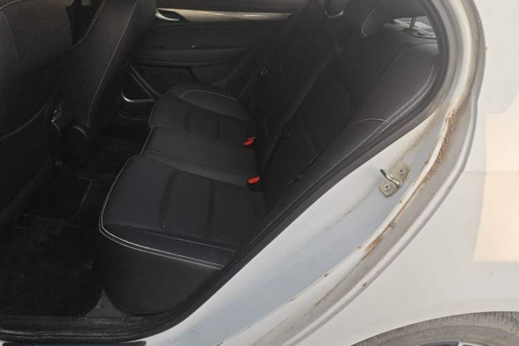 Used Geely Auto Emgrand 2019 Leading Edition 1.5L Manual Upgraded Connectivity Model China VI Standard Left Rear Seat