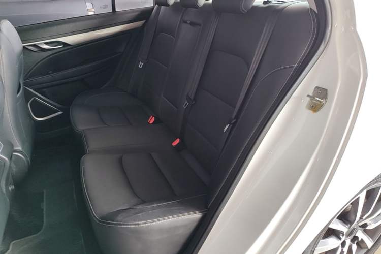 Used Geely Auto Emgrand 2019 Leading Edition 1.5L CVT Upward-Connected Model China VI Standard Left Rear Seat