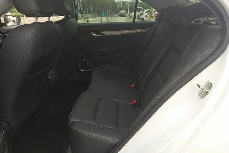 Used Geely Auto Emgrand 2019 Leading Edition 1.5L CVT Upward-Connected Model China VI Standard Left Rear Seat