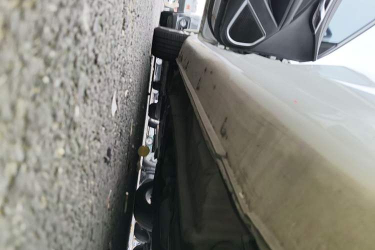 Used Geely Auto Emgrand 2019 Leading Edition 1.5L Manual Upgraded Connectivity Model China VI Standard Left Side Sill
