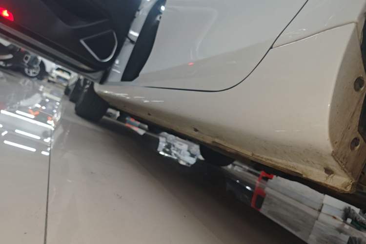 Used Geely Auto Emgrand 2019 Leading Edition 1.5L Manual Fashion Model China VI Standard Left Side Sill