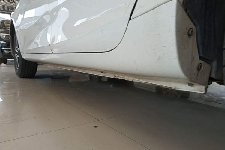 Used Geely Auto Emgrand 2019 Leading Edition 1.5L Manual Fashion Model China VI Standard Left Side Sill