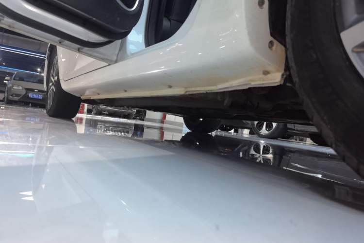 Used Geely Auto Emgrand 2019 Leading Edition 1.5L CVT Upward-Connected Model China VI Standard Left Side Sill