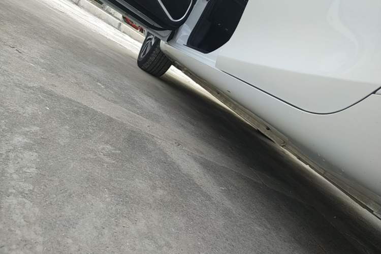 Used Geely Auto Emgrand 2019 Leading Edition 1.5L CVT Upward-Connected Model China VI Standard Left Side Sill