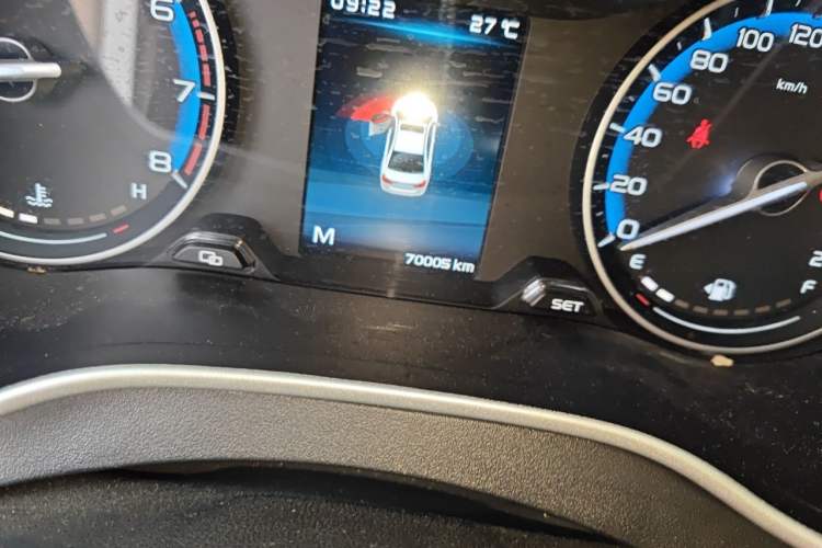 Used Geely Auto Emgrand 2019 Leading Edition 1.5L Manual Luxury Model China VI Standard Odometer Close Up