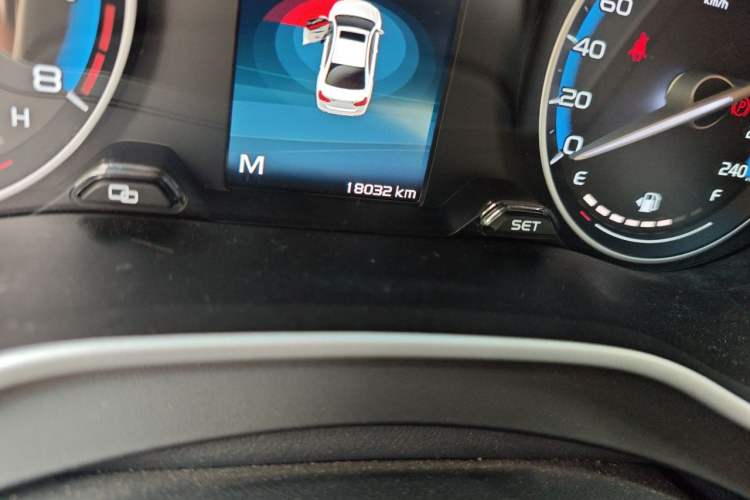 Used Geely Auto Emgrand 2019 Leading Edition 1.5L Manual Luxury Model China VI Standard Odometer Close Up