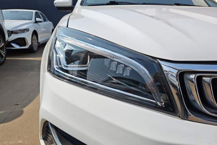 Used Geely Auto Emgrand 2019 Leading Edition 1.5L Manual Luxury Model China VI Standard Right Front Headlight