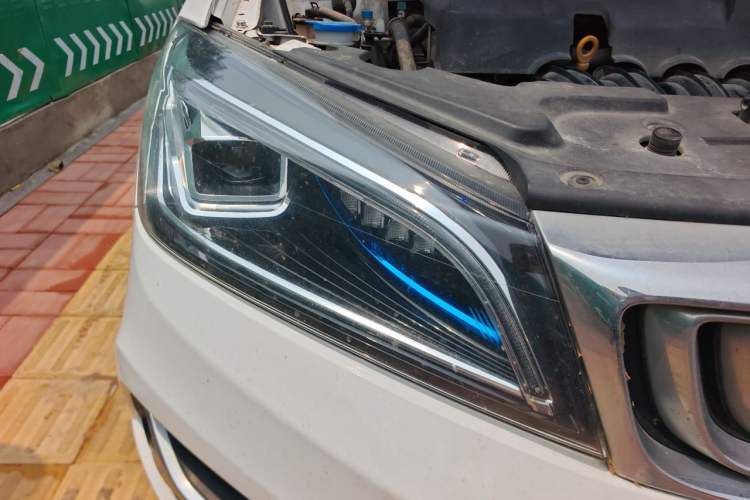 Used Geely Auto Emgrand 2019 Leading Edition 1.5L CVT Upward-Connected Model China VI Standard Right Front Headlight