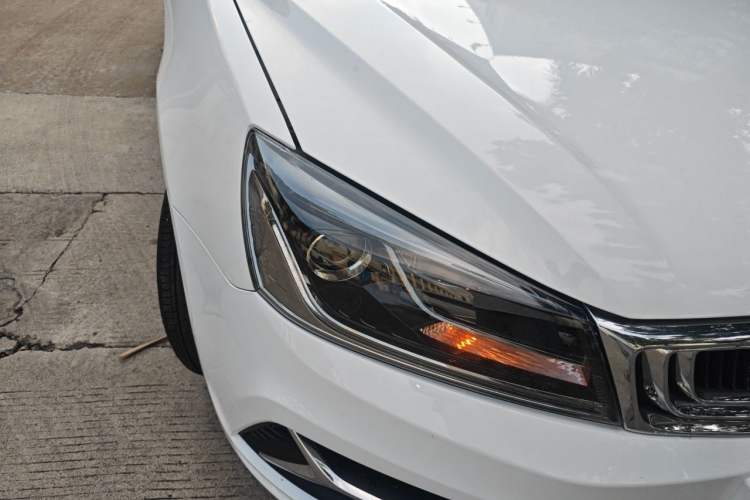 Used Geely Auto Emgrand 2019 Leading Edition 1.5L Manual Luxury Model China V Standard Right Front Headlight