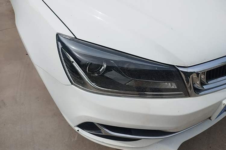 Used Geely Auto Emgrand 2019 Leading Edition 1.5L CVT Luxury Model China VI Standard Right Front Headlight
