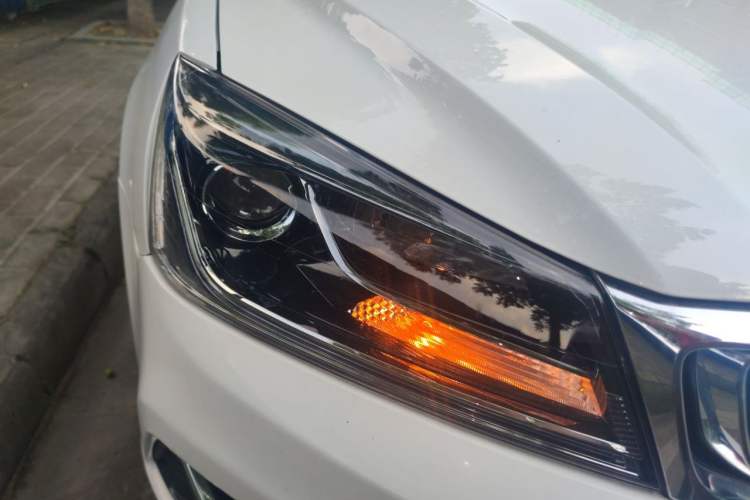 Used Geely Auto Emgrand 2019 Leading Edition 1.5L CVT Luxury Model China VI Standard Right Front Headlight