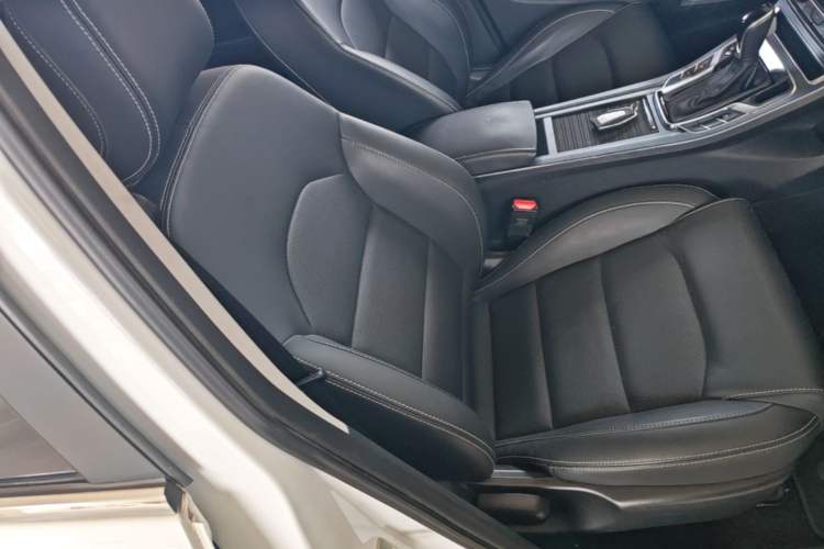 Used Geely Auto Emgrand 2019 Leading Edition 1.5L CVT Upward-Connected Model China VI Standard Right Front Seat