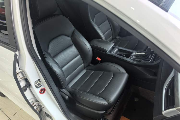Used Geely Auto Emgrand 2019 Leading Edition 1.5L CVT Luxury Model China VI Standard Right Front Seat