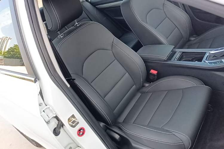Used Geely Auto Emgrand 2019 Leading Edition 1.5L CVT Upward-Connected Model China VI Standard Right Front Seat