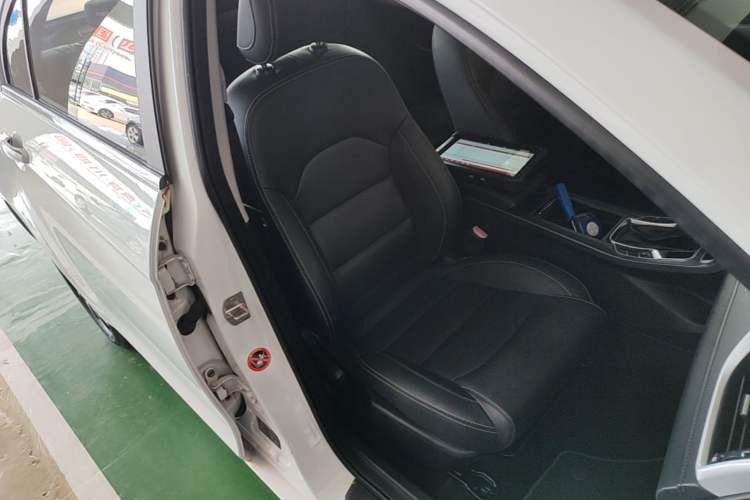 Used Geely Auto Emgrand 2019 Leading Edition 1.5L CVT Upward-Connected Model China VI Standard Right Front Seat