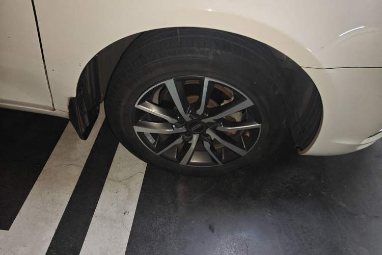Used Geely Auto Emgrand 2019 Leading Edition 1.5L CVT Upward-Connected Model China VI Standard Right Front Wheel Hub