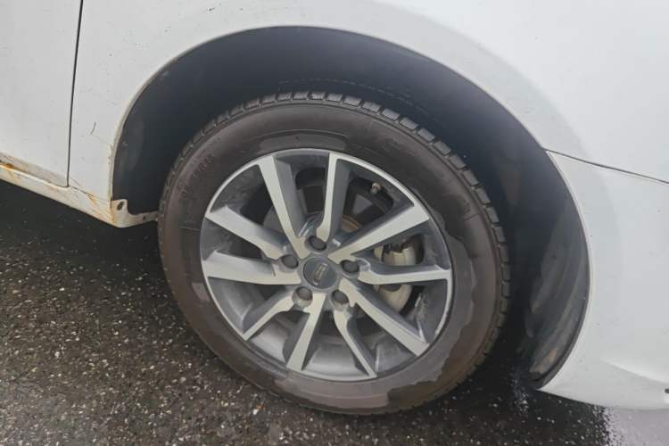 Used Geely Auto Emgrand 2019 Leading Edition 1.5L Manual Upgraded Connectivity Model China VI Standard Right Front Wheel Hub