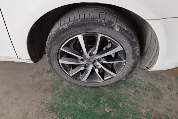 Used Geely Auto Emgrand 2019 Leading Edition 1.5L Manual Upgraded Connectivity Model China VI Standard Right Front Wheel Hub