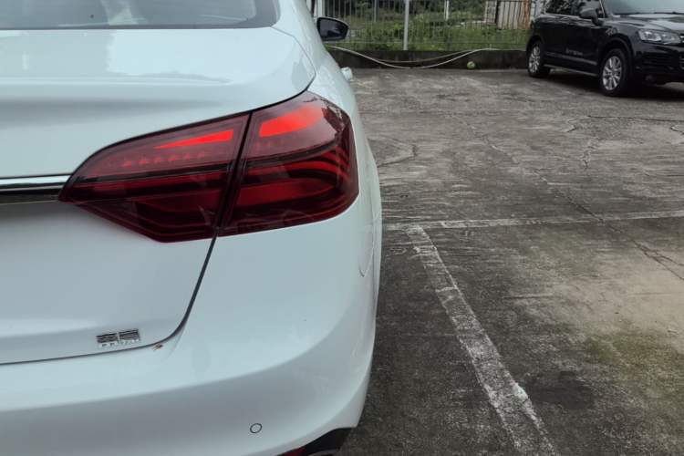 Used Geely Auto Emgrand 2019 Leading Edition 1.5L Manual Luxury Model China VI Standard Right Rear Taillight