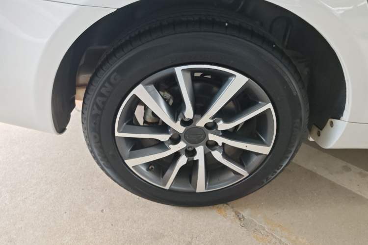 Used Geely Auto Emgrand 2019 Leading Edition 1.5L Manual Upgraded Connectivity Model China VI Standard Right Rear Wheel Hub