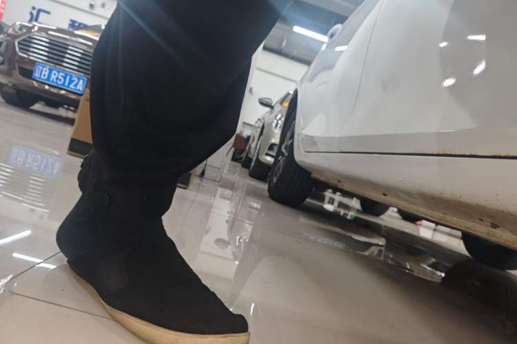 Used Geely Auto Emgrand 2019 Leading Edition 1.5L Manual Fashion Model China VI Standard Right Side Sill