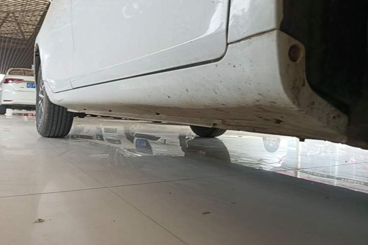 Used Geely Auto Emgrand 2019 Leading Edition 1.5L Manual Fashion Model China VI Standard Right Side Sill