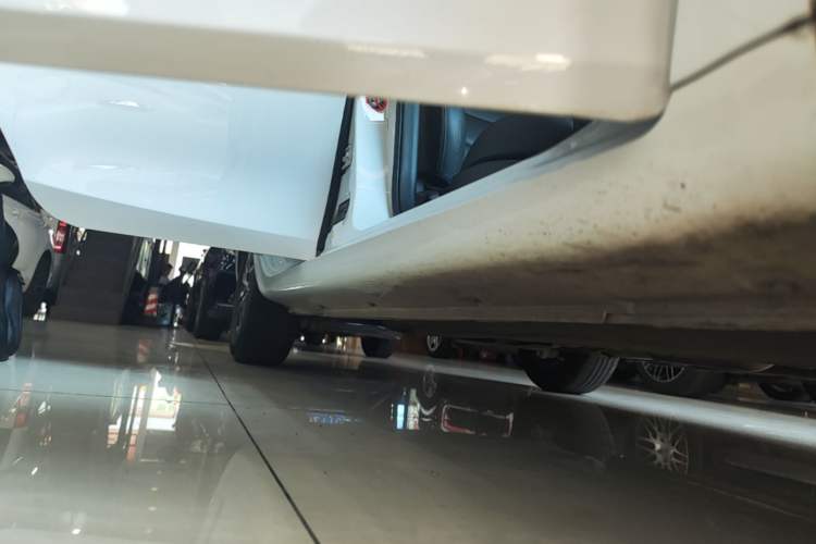 Used Geely Auto Emgrand 2019 Leading Edition 1.5L CVT Luxury Model China VI Standard Right Side Sill
