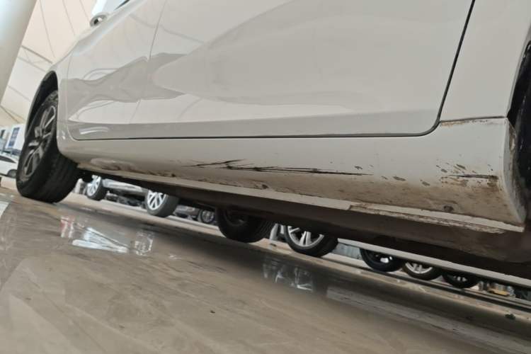 Used Geely Auto Emgrand 2019 Leading Edition 1.5L CVT Luxury Model China VI Standard Right Side Sill