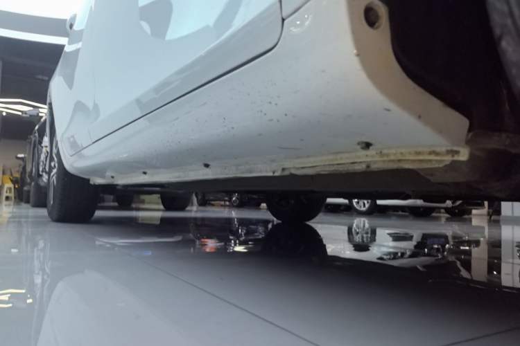 Used Geely Auto Emgrand 2019 Leading Edition 1.5L CVT Upward-Connected Model China VI Standard Right Side Sill