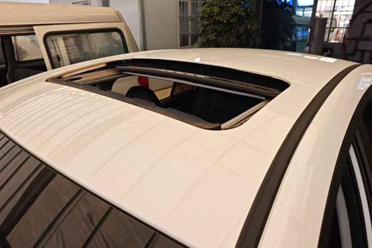 Used Geely Auto Emgrand 2019 Leading Edition 1.5L Manual Upgraded Connectivity Model China V Standard Roof