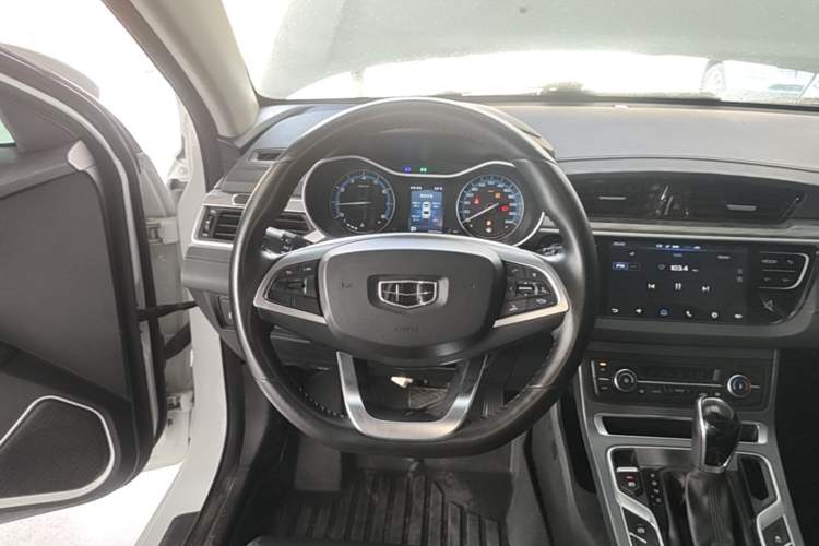 Used Geely Auto Emgrand 2019 Leading Edition 1.5L CVT Luxury Model China VI Standard Steering Wheel