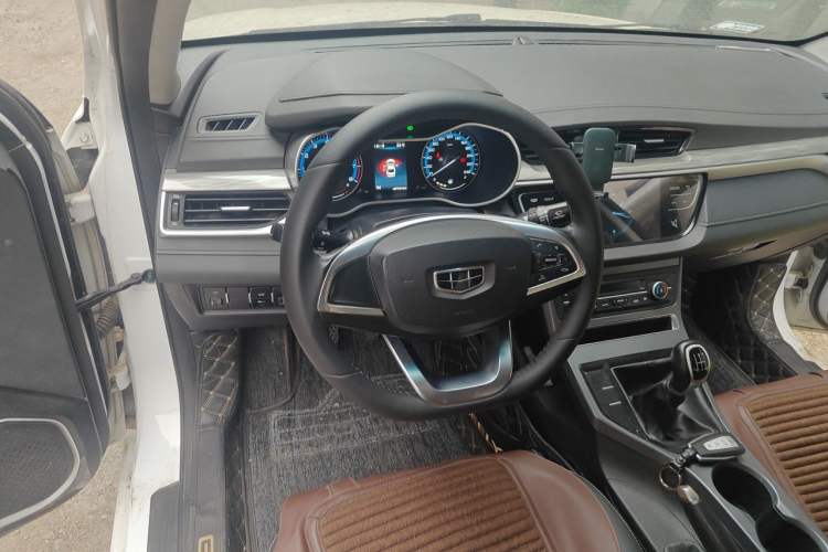 Used Geely Auto Emgrand 2019 Leading Edition 1.5L Manual Luxury Model China VI Standard Steering Wheel