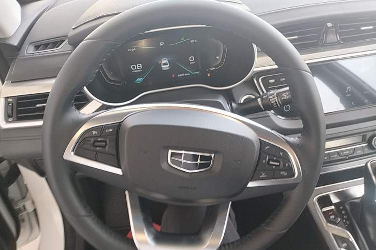 Used Geely Auto Emgrand 2019 Leading Edition 1.5L CVT Upward-Connected Model China VI Standard Steering Wheel
