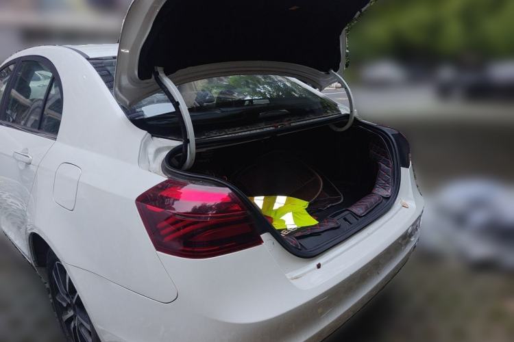 Used Geely Auto Emgrand 2019 Leading Edition 1.5L CVT Upward-Connected Model China VI Standard Trunk