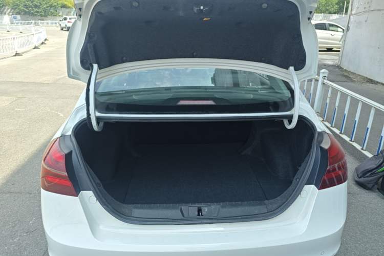 Used Geely Auto Emgrand 2019 Leading Edition 1.5L Manual Luxury Model China VI Standard Trunk