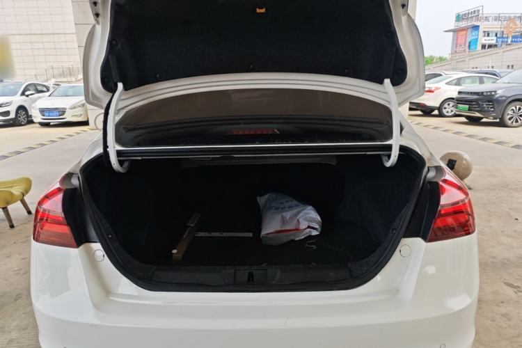 Used Geely Auto Emgrand 2019 Leading Edition 1.5L CVT Upward-Connected Model China VI Standard Trunk