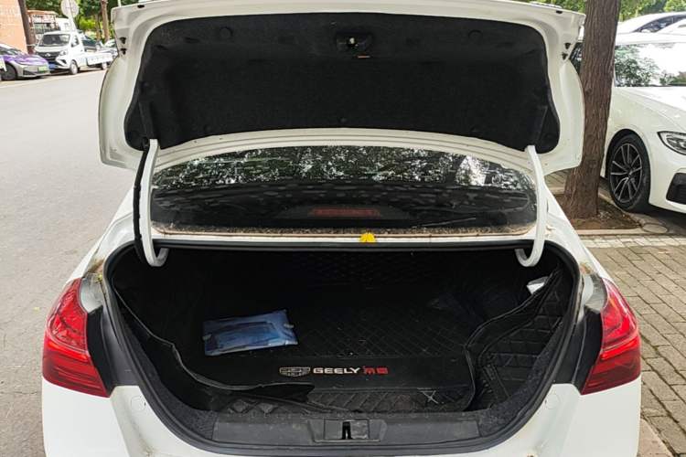 Used Geely Auto Emgrand 2019 Leading Edition 1.5L CVT Luxury Model China VI Standard Trunk