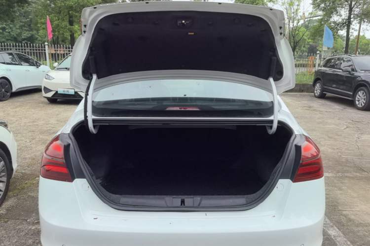 Used Geely Auto Emgrand 2019 Leading Edition 1.5L Manual Luxury Model China VI Standard Trunk