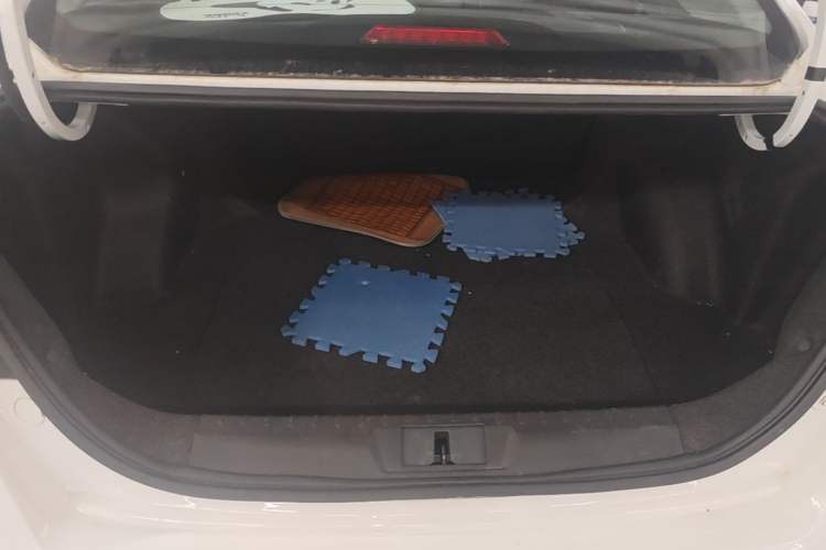 Used Geely Auto Emgrand 2019 Leading Edition 1.5L Manual Fashion Model China VI Standard Trunk