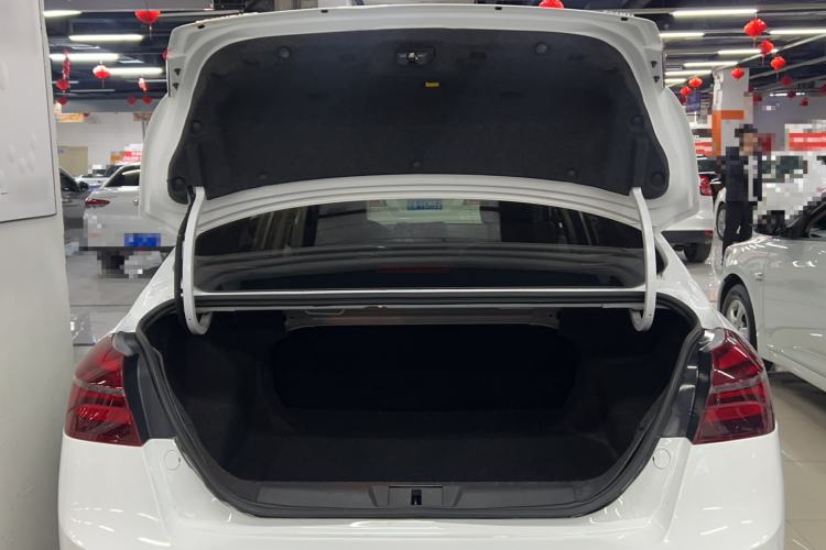 Used Geely Auto Emgrand 2019 Leading Edition 1.5L Manual Luxury Model China VI Standard Trunk
