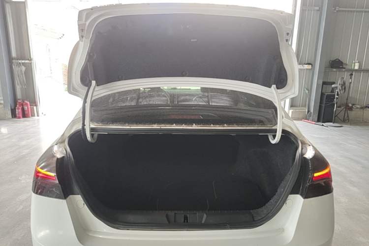 Used Geely Auto Emgrand 2019 Leading Edition 1.5L CVT Luxury Model China VI Standard Trunk
