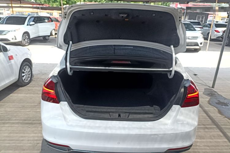Used Geely Auto Emgrand 2019 Leading Edition 1.5L Manual Luxury Model China VI Standard Trunk
