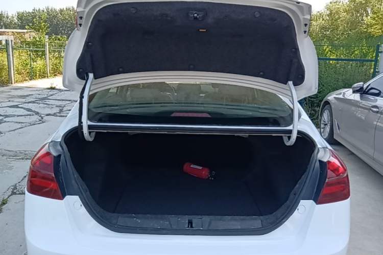 Used Geely Auto Emgrand 2019 Leading Edition 1.5L CVT Upward-Connected Model China VI Standard Trunk