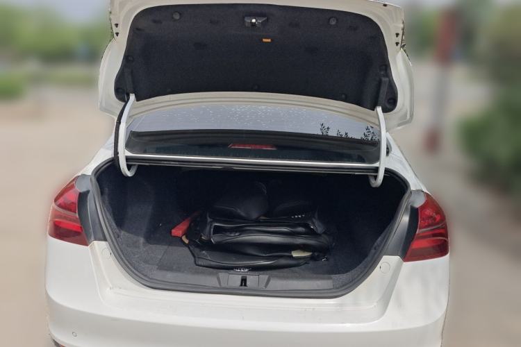 Used Geely Auto Emgrand 2019 Leading Edition 1.5L Manual Luxury Model China VI Standard Trunk