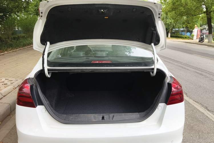 Used Geely Auto Emgrand 2019 Leading Edition 1.5L CVT Upward-Connected Model China VI Standard Trunk
