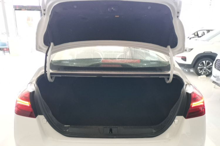 Used Geely Auto Emgrand 2019 Leading Edition 1.5L Manual Luxury Model China VI Standard Trunk
